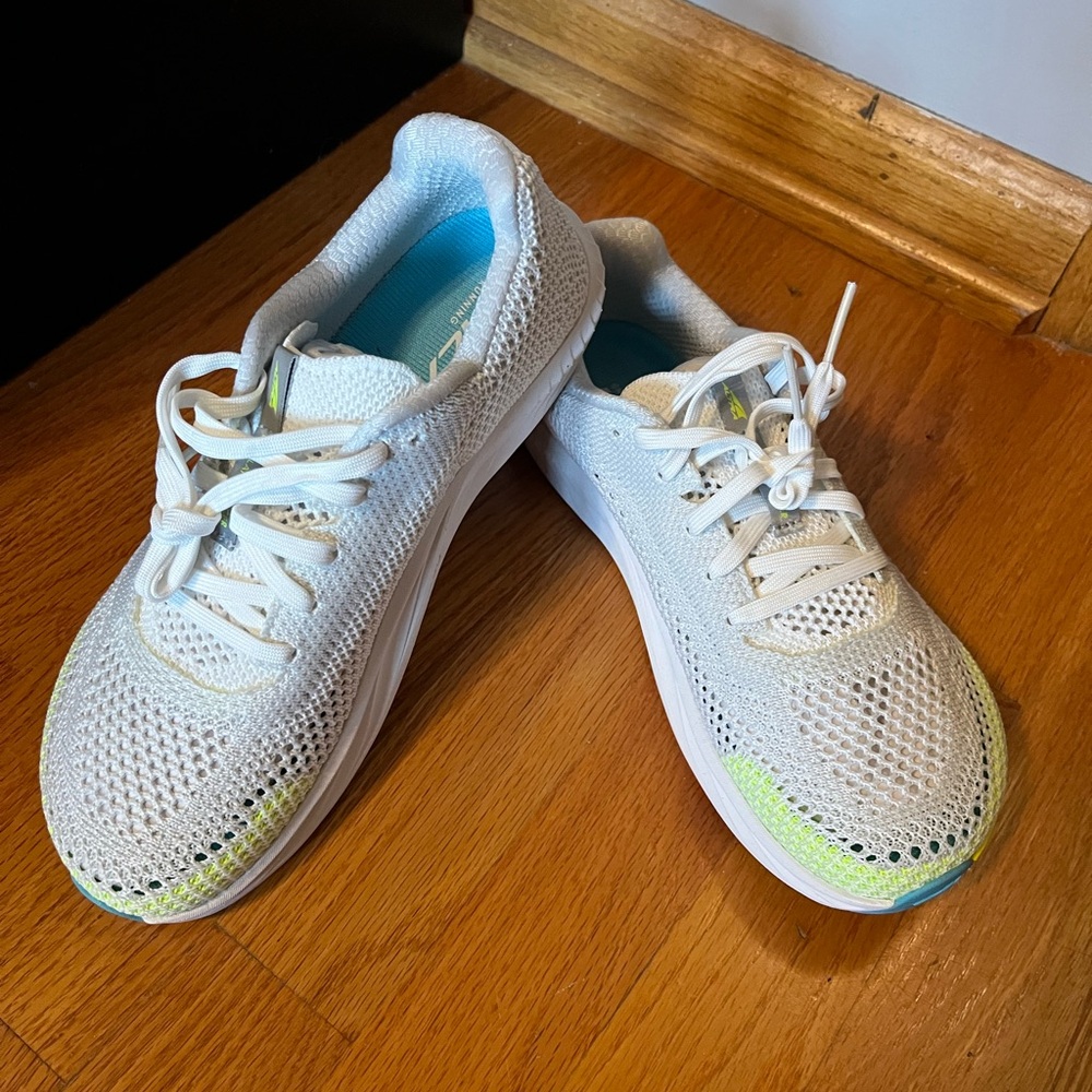 NWT Altra  Escalante Racer 2